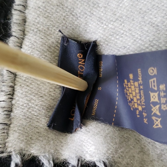 LOUIS VUITTON ESSENTIAL SHINE LV LOGO WOOL FRINGE SCARF - Picture 10 of 11